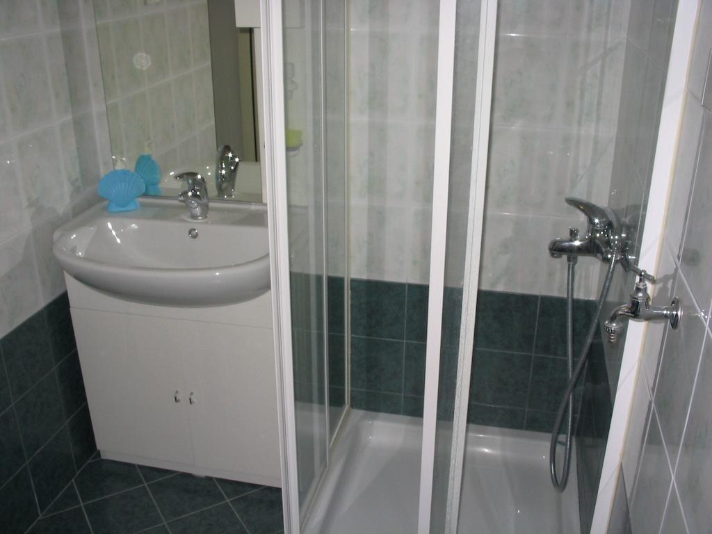 Apartments Gugic Приградица Стая снимка